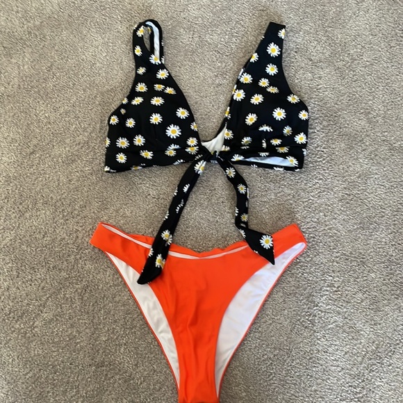 NEW Daisy Knotted V-Neck Bikini - Picture 6 of 6